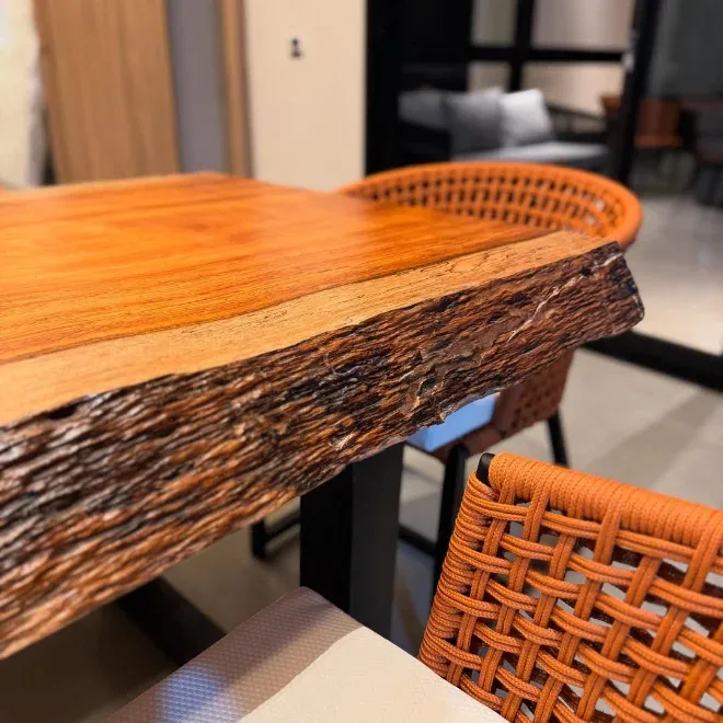 Detalhe da borda viva da madeira