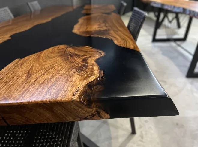 Detalhe de river table com rio de resina