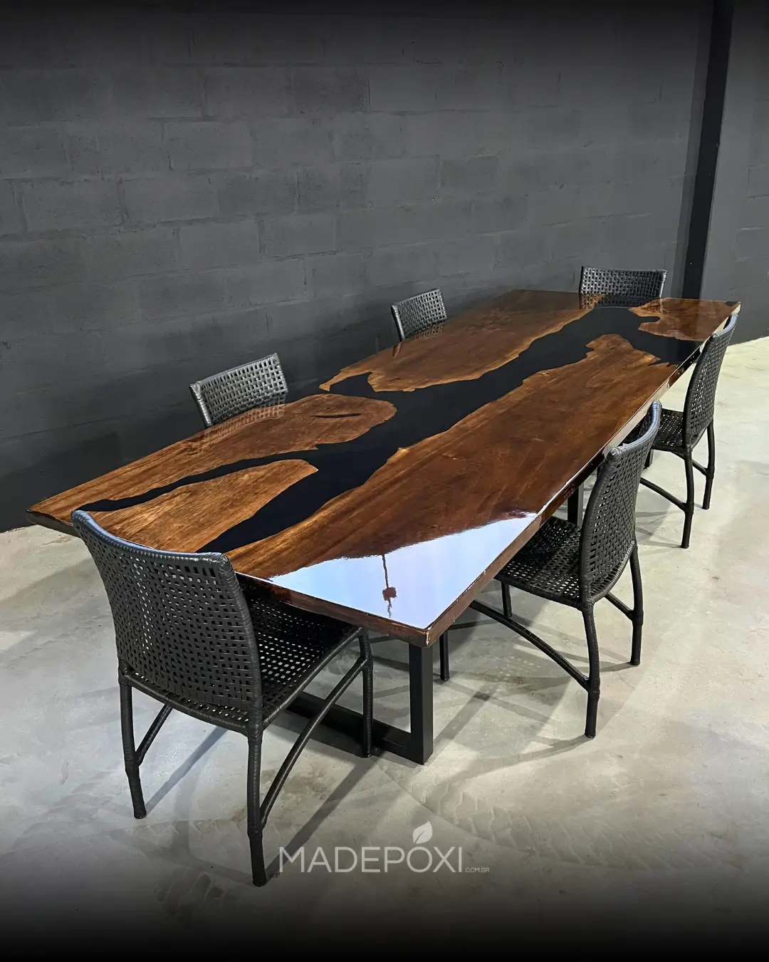 MESA RIVER TABLE PRETA 8 LUGARES